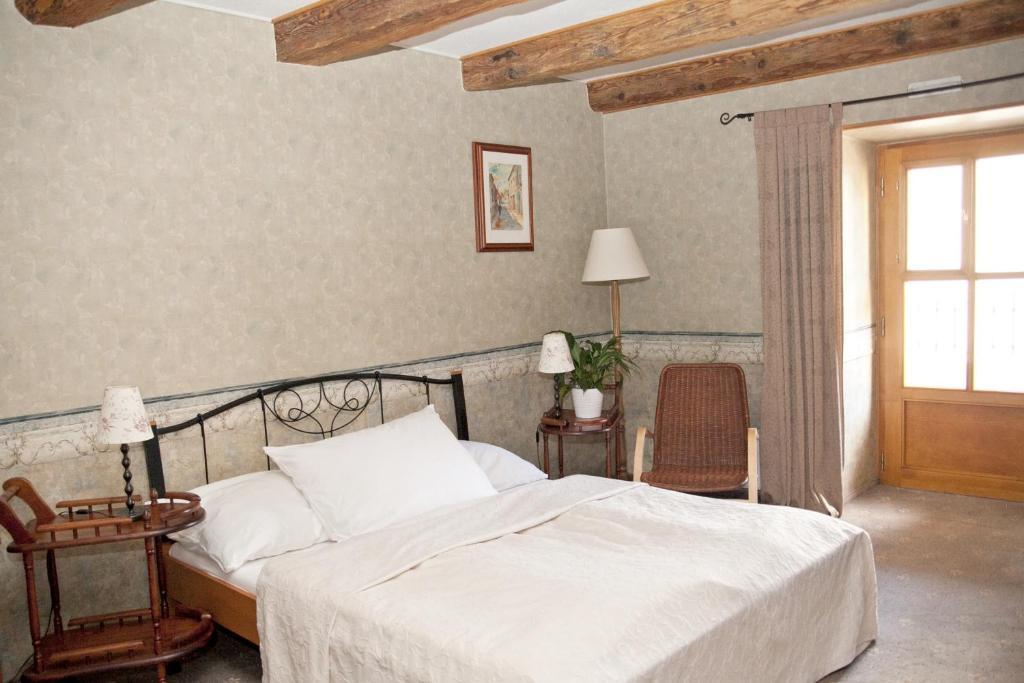 Hotel U Zlateho Lva Havlickuv Brod Bilik gambar